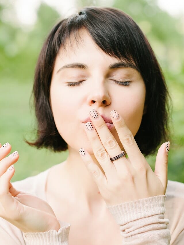 vrouw met velletjes rond haar nagels